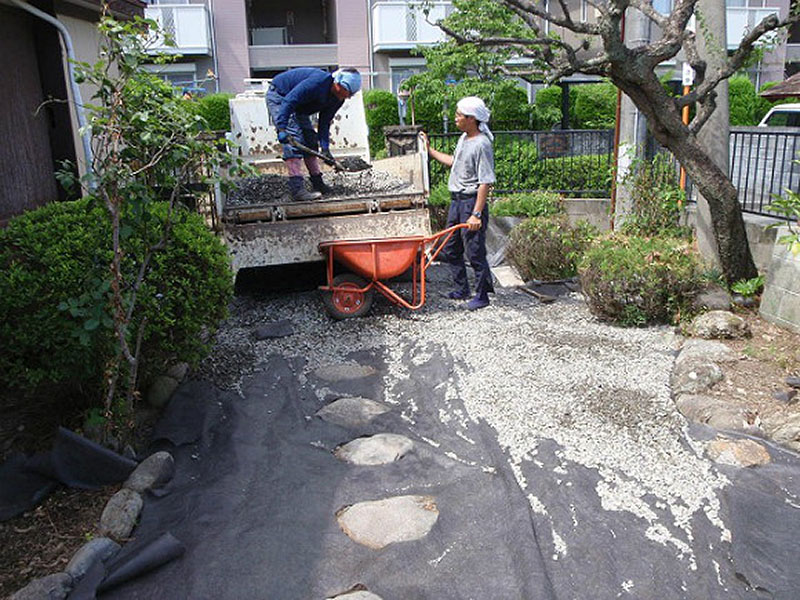 お庭の手入れ 個人邸 施工中 砂利敷き状況